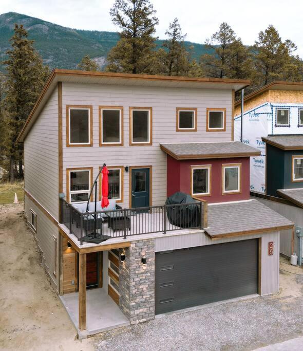 Oasis Getaway, Mins To Lake, King Bed, Dbl Garage Invermere Exterior foto