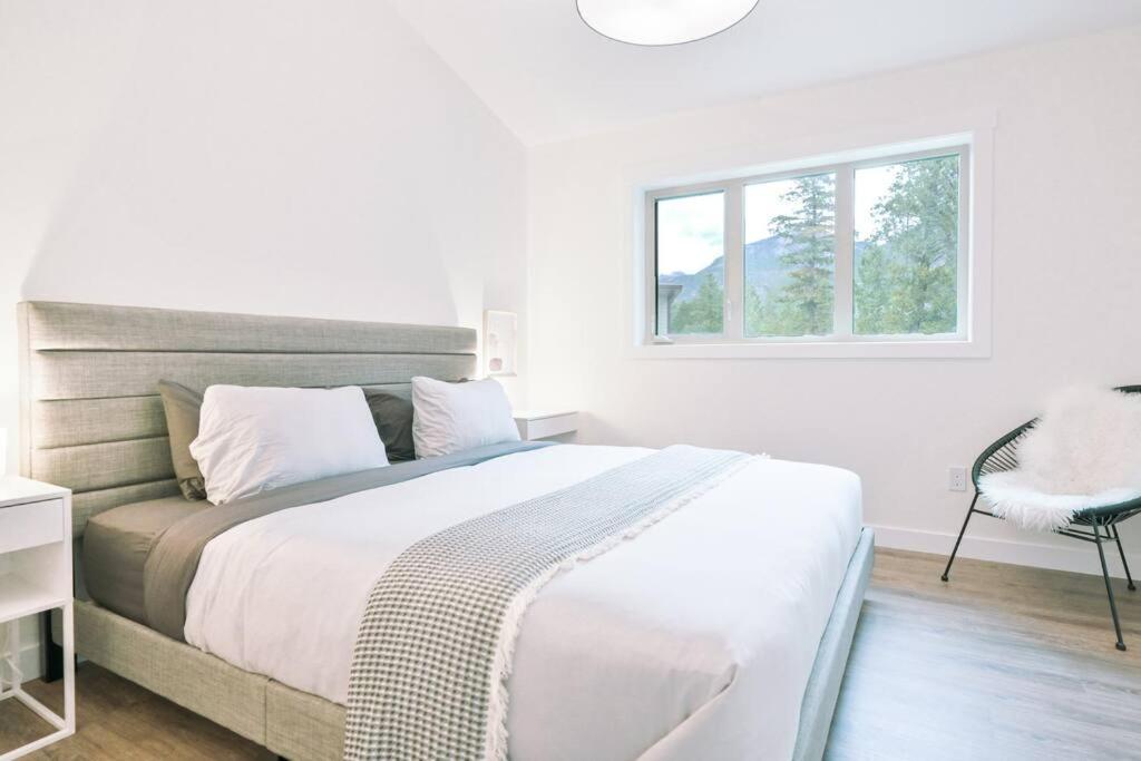 Oasis Getaway, Mins To Lake, King Bed, Dbl Garage Invermere Exterior foto
